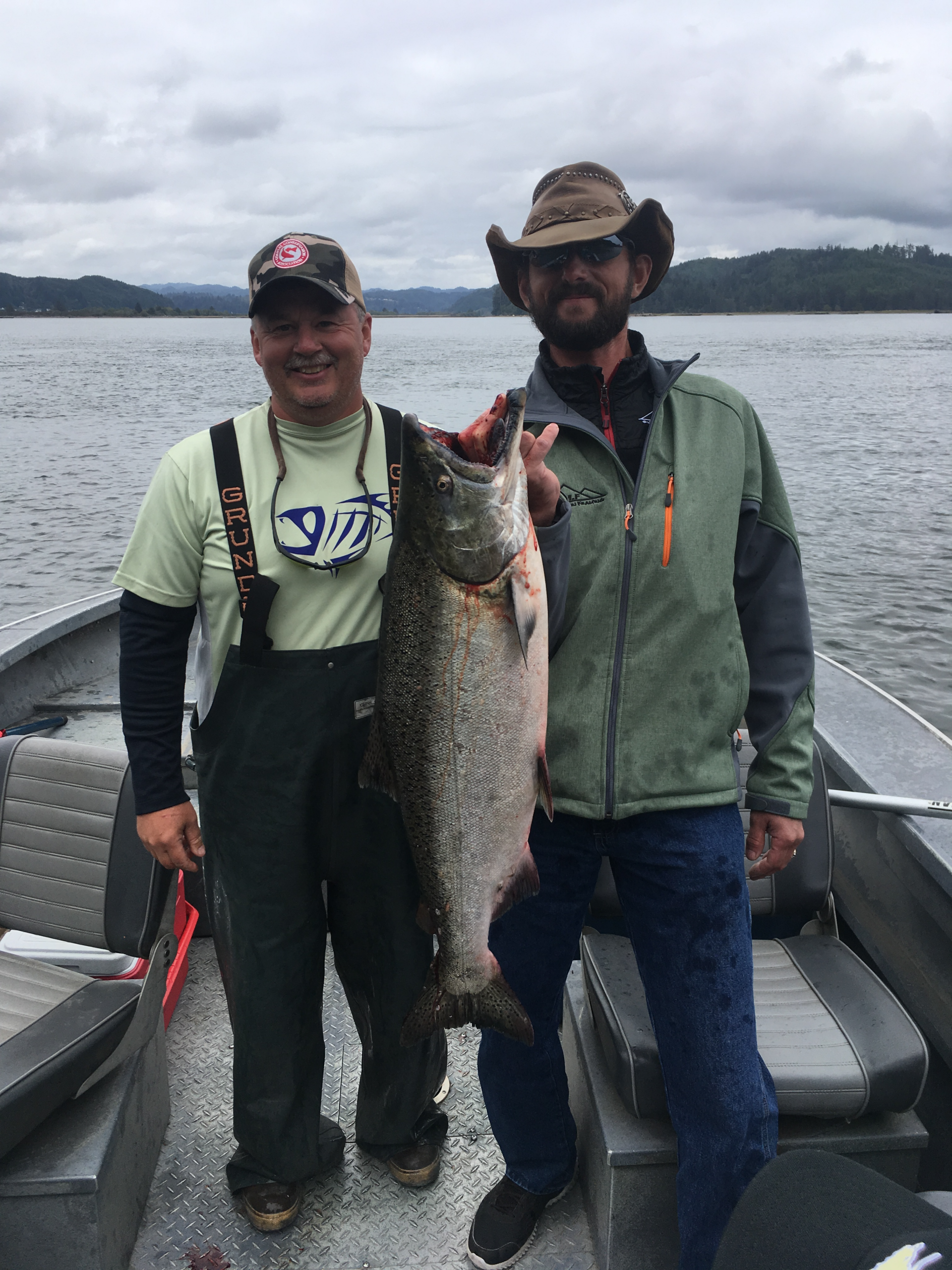 bitefinders fishermen with oregon king salmon